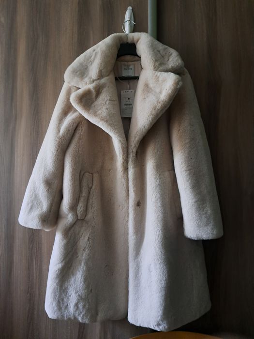 Płaszcz z miękkiego sztucznego futerka Bershka