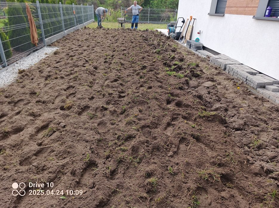Przygotowanie terenu pod trawnik, usługi glebogryzarka