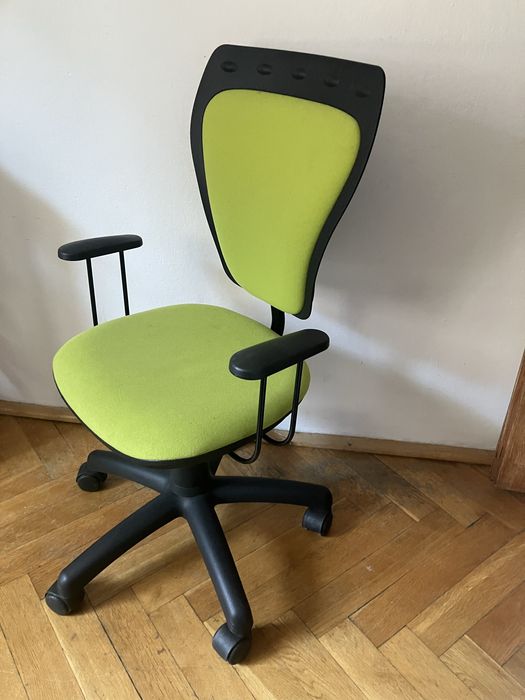 Krzeslo obrotowe mlodziezowe tapicerka welurowa zielona Nowy Styl