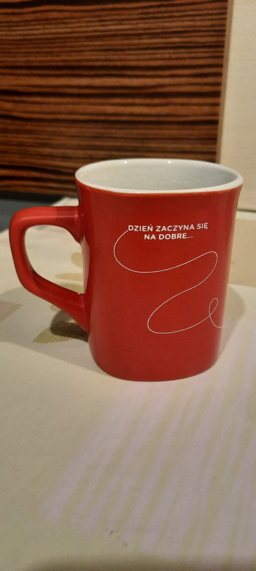 Czerwony kubek Nescafe