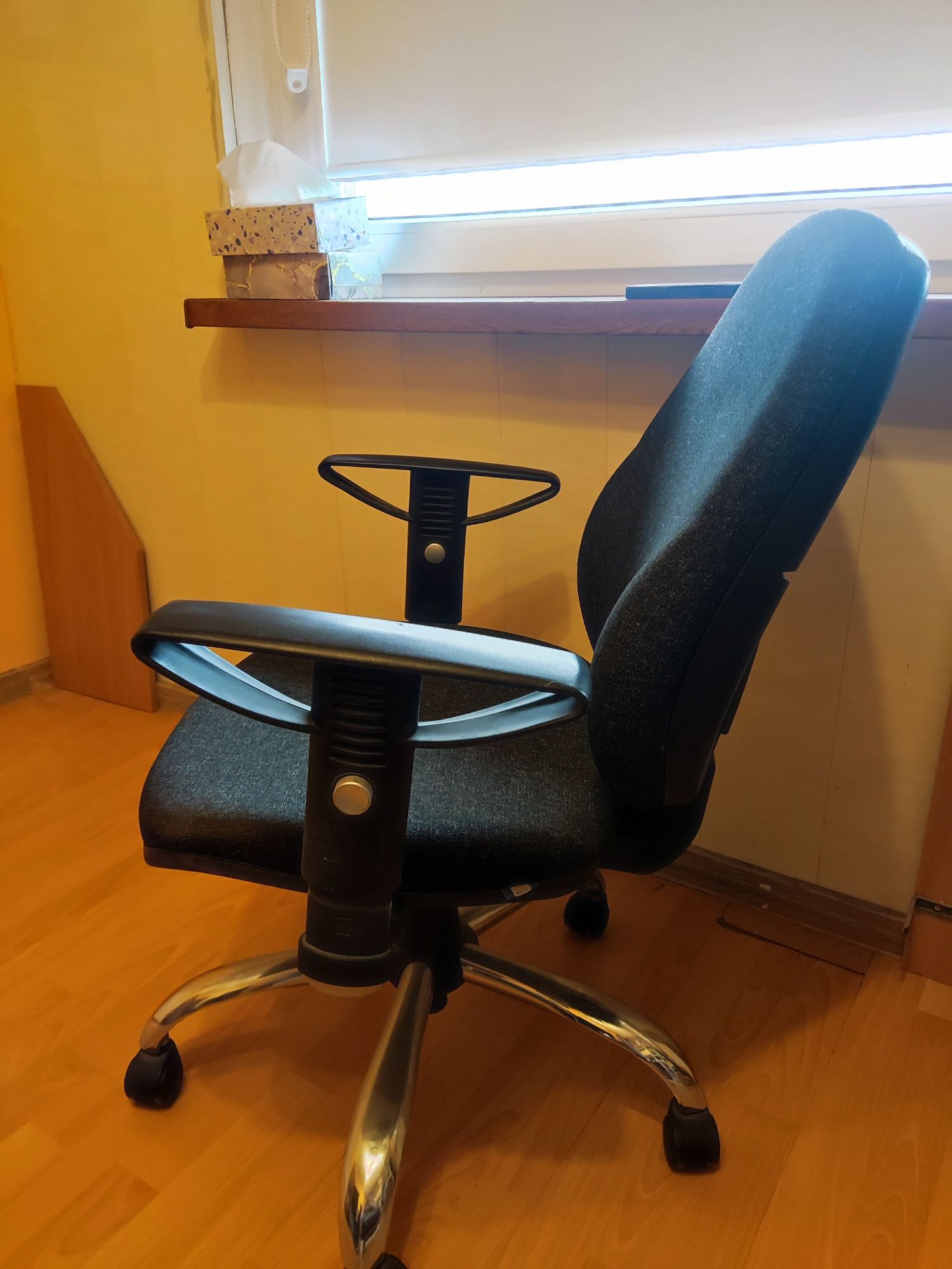 Fotel biurory, regulacja podłokietników