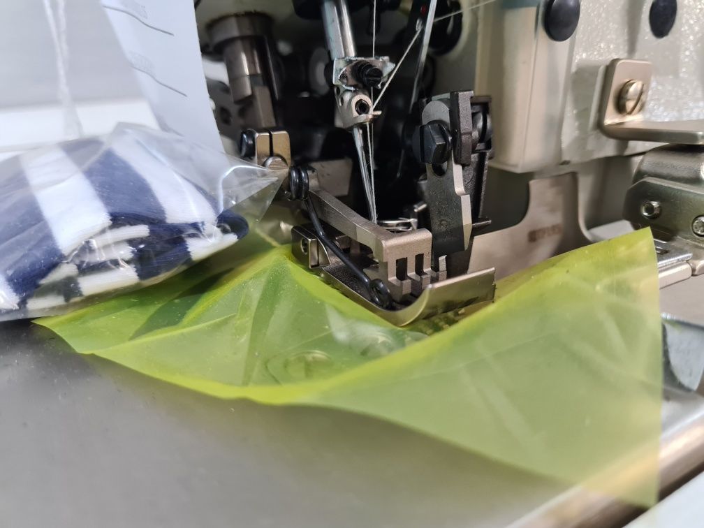 Overlock 5 nitkowy z górnym transportem Siruba 757DFT jak Nowy / juki