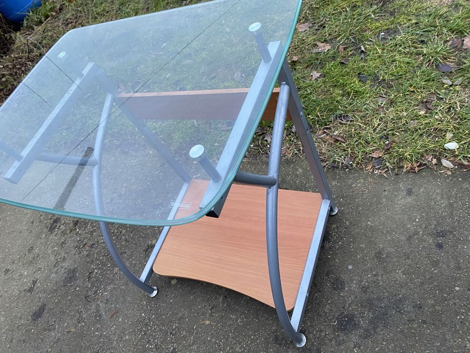 Biurko ze szklanym blatem