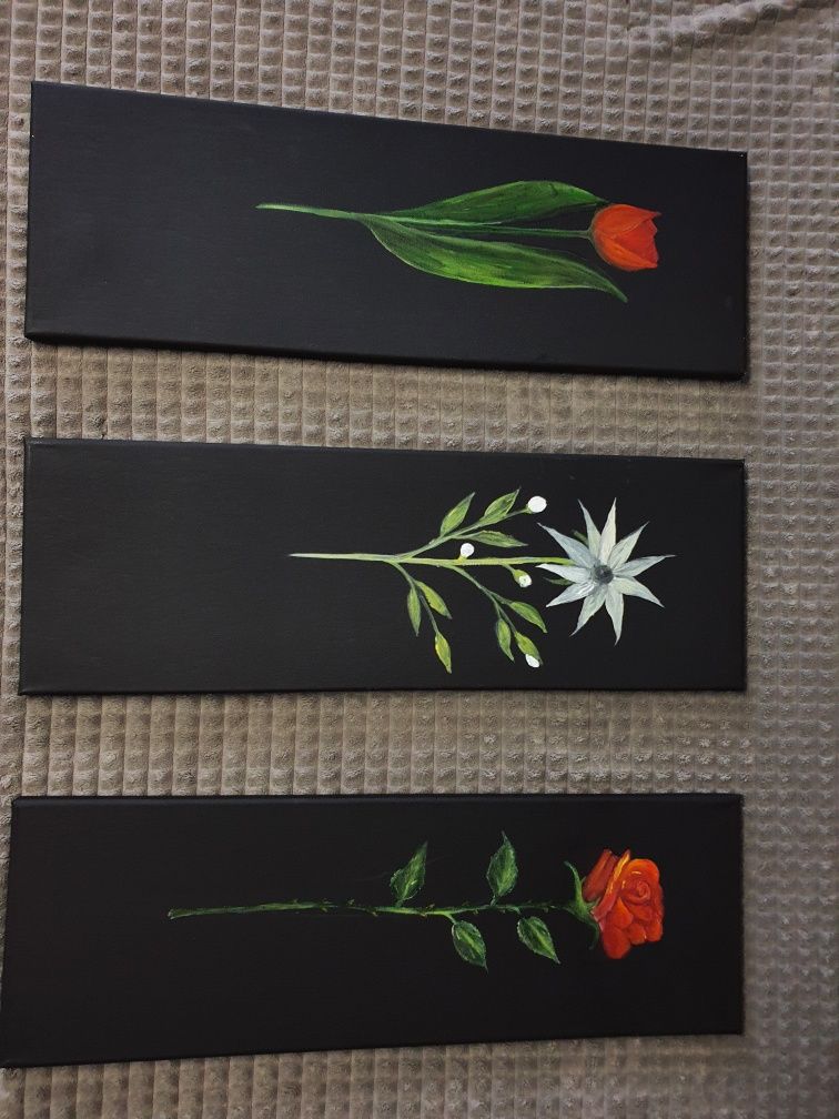 trzy obrszy kwiatow na czarnym płotnie