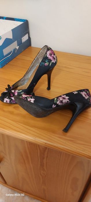 Vendo desde desde 10€ a 50€ ( depende do sapato)usados  a