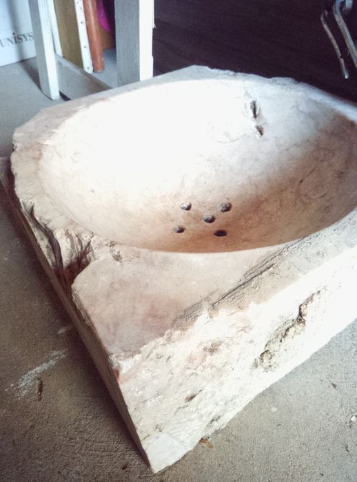 Pia antiga em mármore