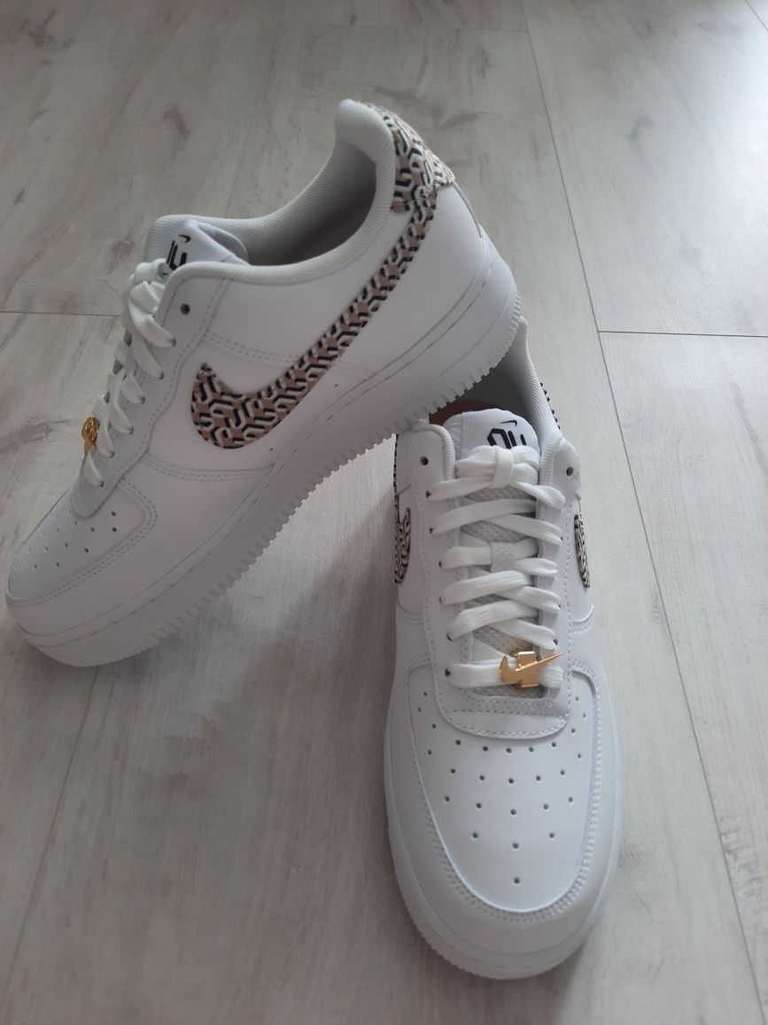 Оригінальні жіночі кросівки NIKE AIR FORCE 1 LX WHITE DZ2709-100