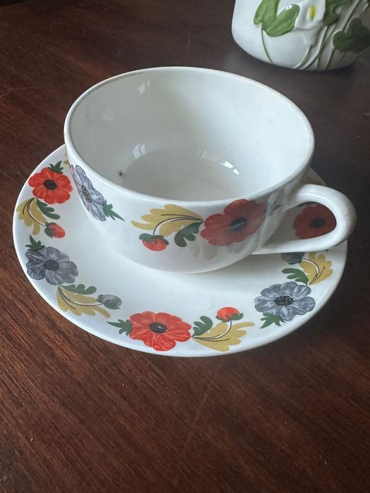 Chávena e pires em porcelana pintadaChávena e pires em porcelana pinta