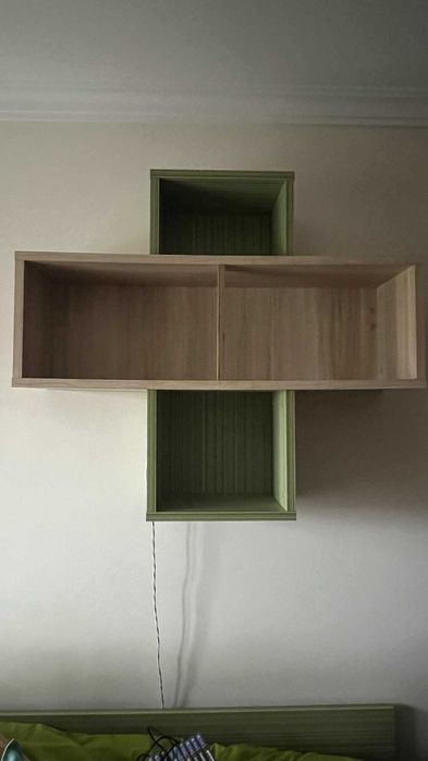 Cama individual com cama-gavetão  + estantes em madeira e secretária