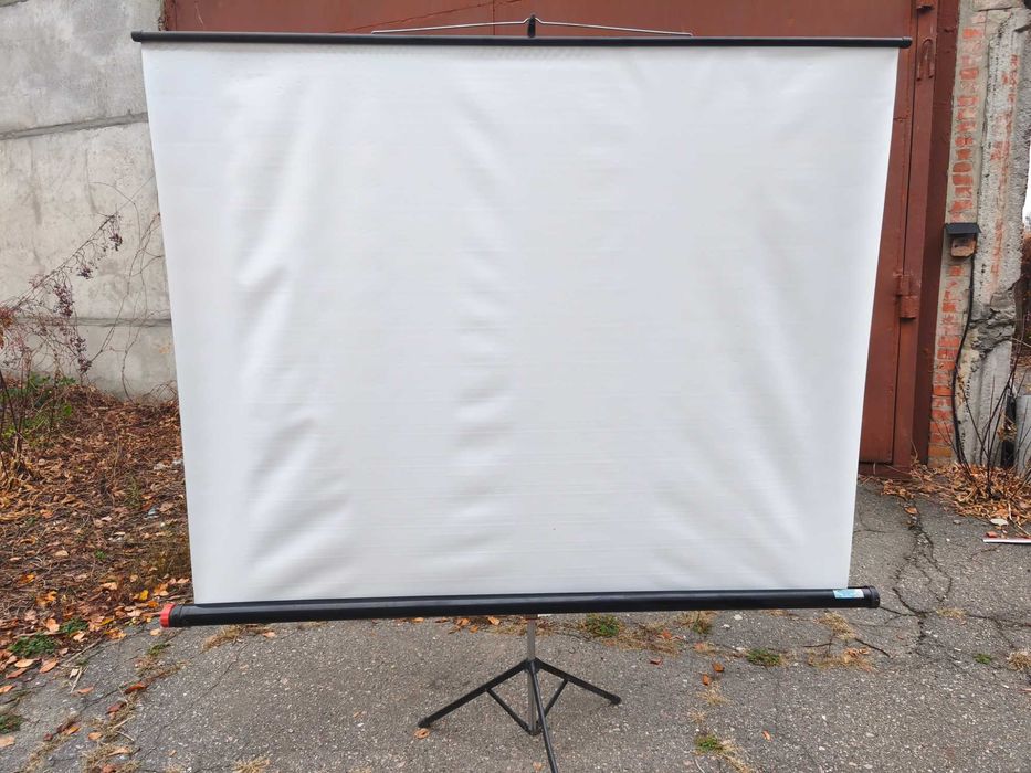Екран для проектора на тринозі