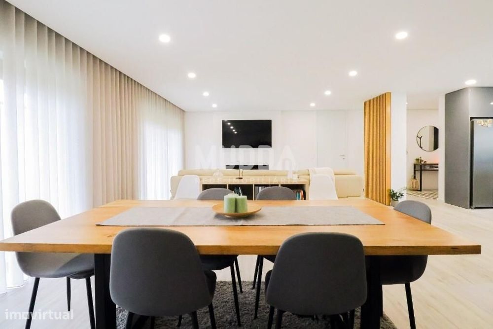 Moradia T3 térrea, independente, localização privilegiada, perto de tu