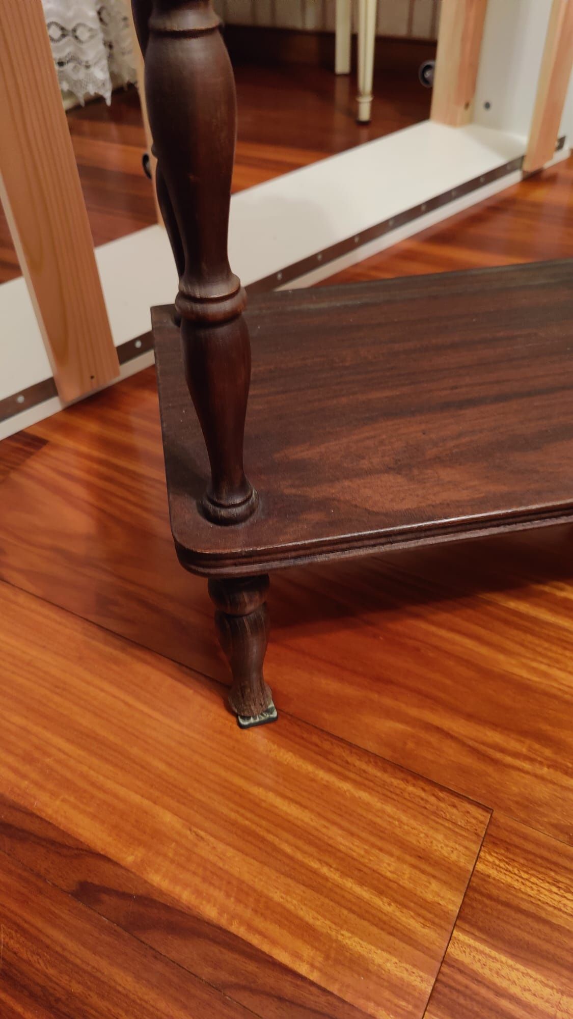Mesa de apoio em madeira maciça