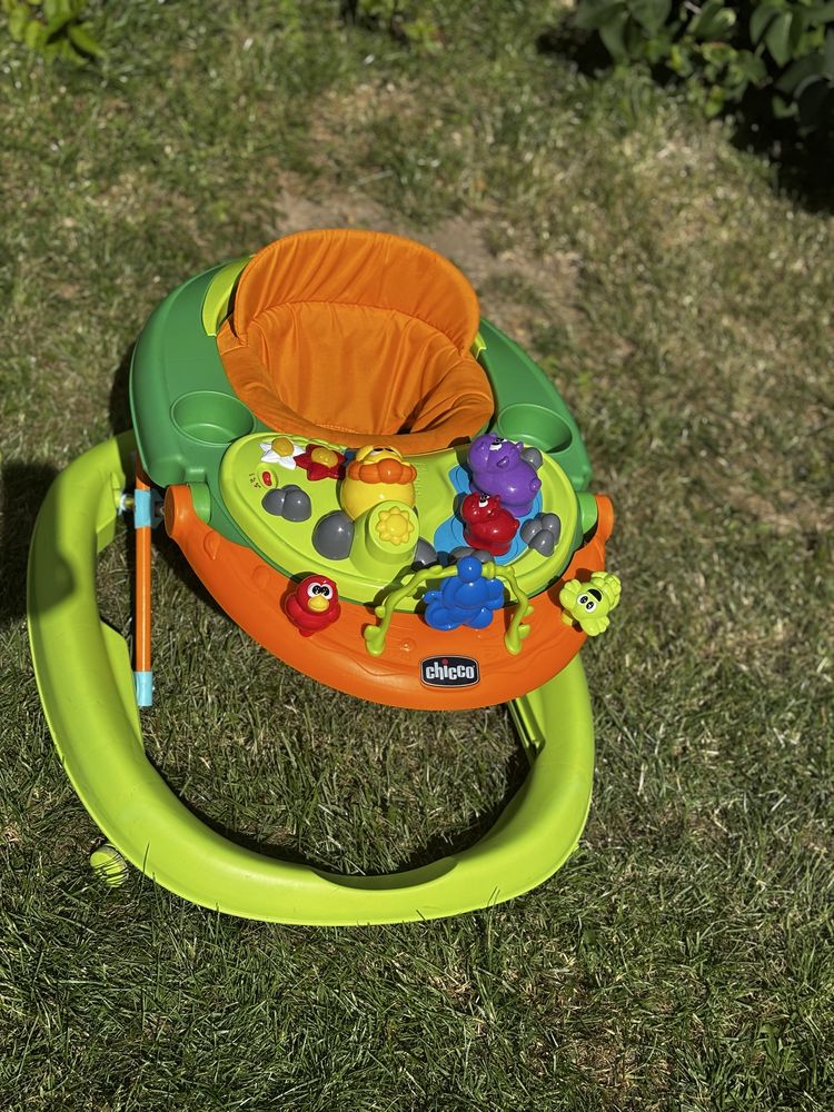 Chodzik Chicco Walky Talky z panelem muzycznym – zielony, jak nowy