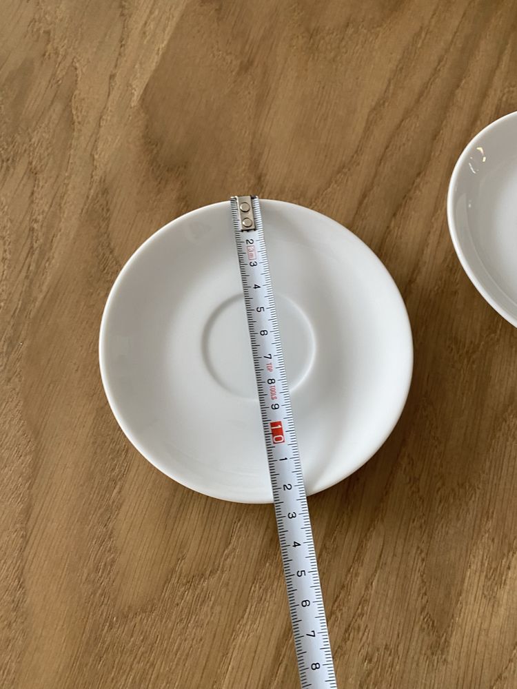 Białe małe spodki do filiżanek porcelana 2 szt