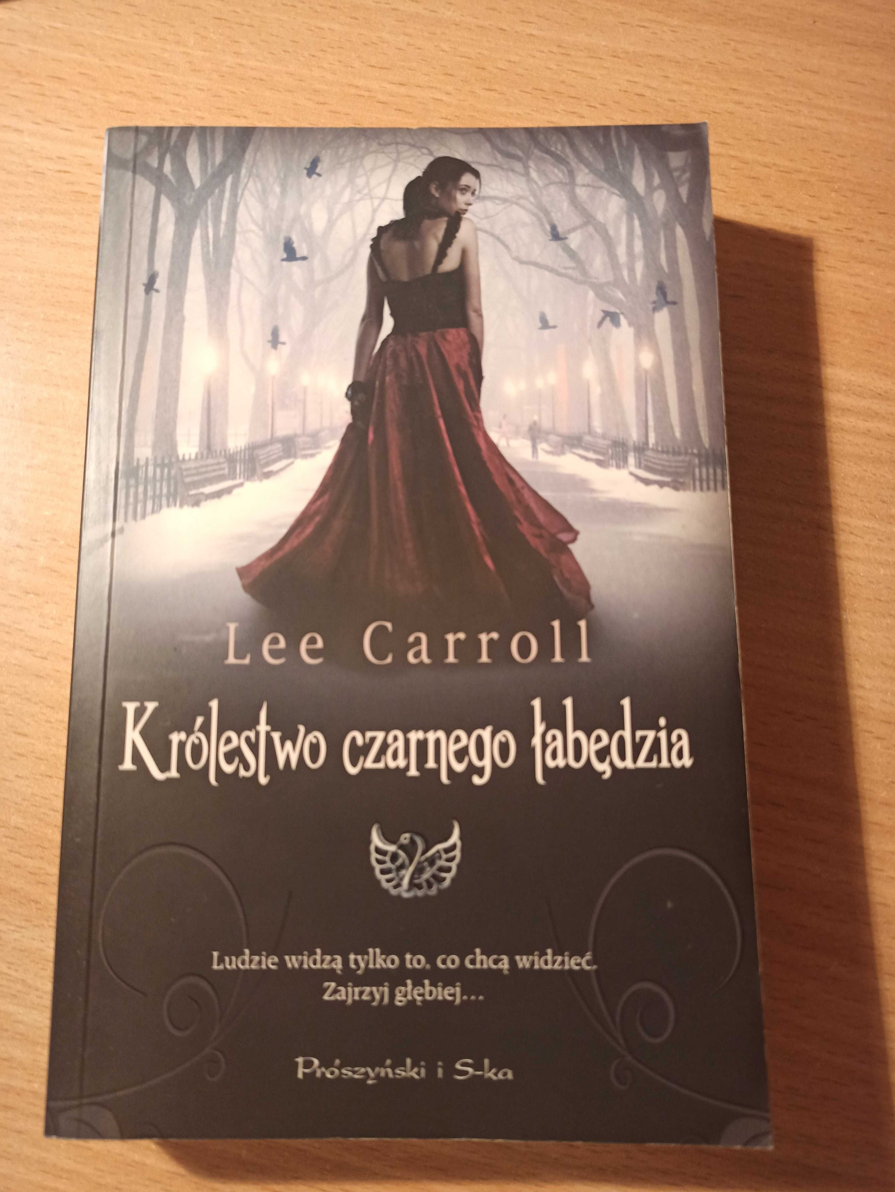 Królestwo czarnego łabędzia, Carroll Lee