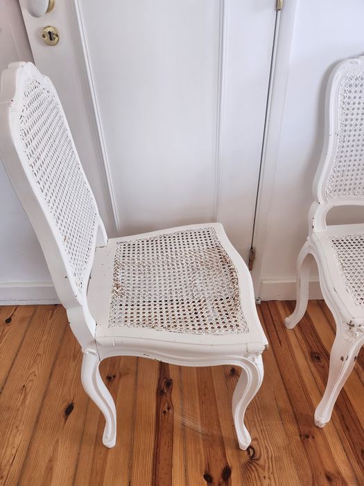 2 cadeiras brancas antigas com palhinha