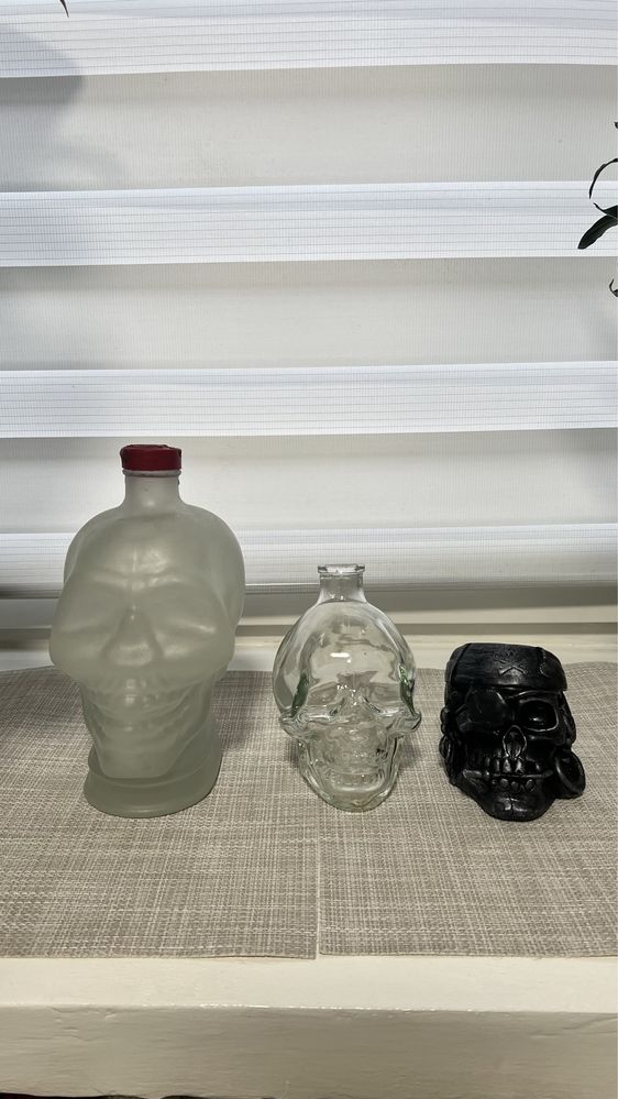 Бутылки в форме черепа