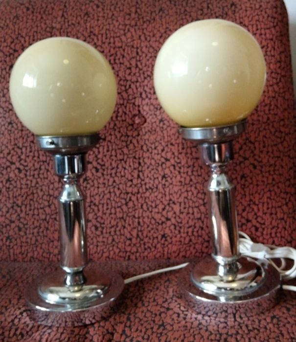 Candeeiros de mesa com vidros opalinos