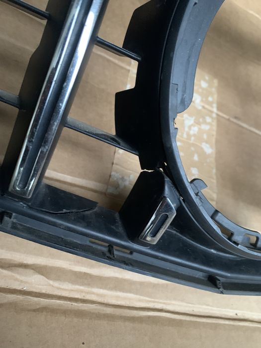 Решотка радіатора на Mercedes w205 с63AMG. Опис ниже.