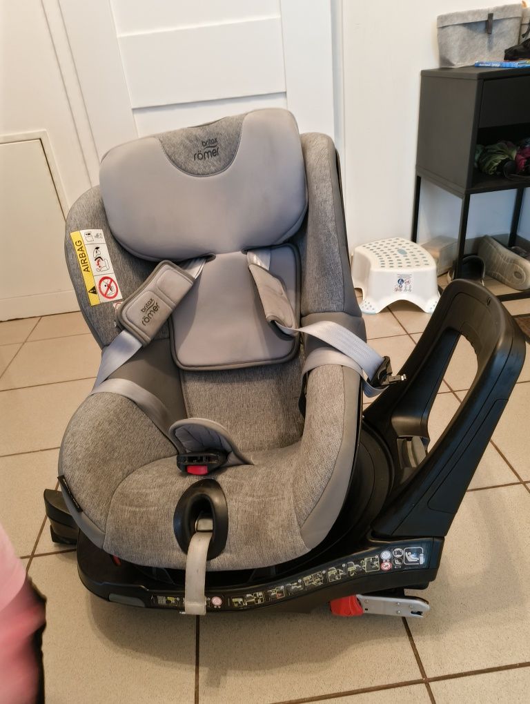 Fotelik samochodowy Britax Römer Dualfix M – obracany ISOFIX