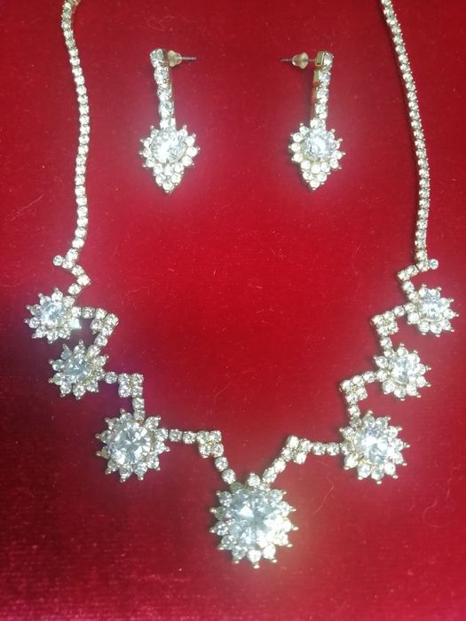 Колье, ожерелье с серёжками украшеное камнями Сваровски.