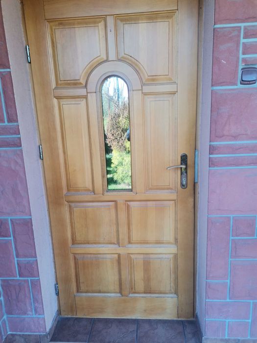 Drzwi zewnętrzne lewe wraz z ościeżnicą.