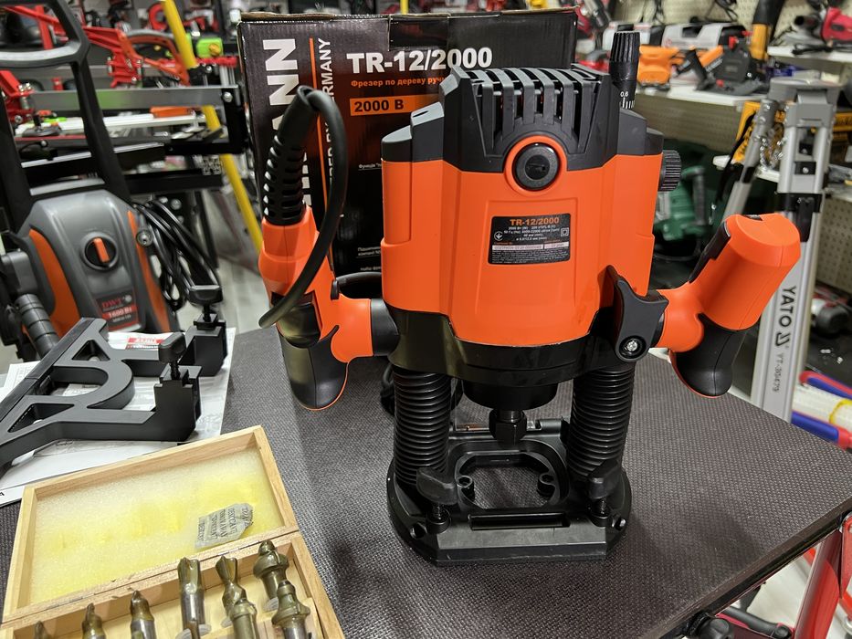 Фрезер электрический Tekhmann TR-12/2000 + набор фрез 2000 Вт