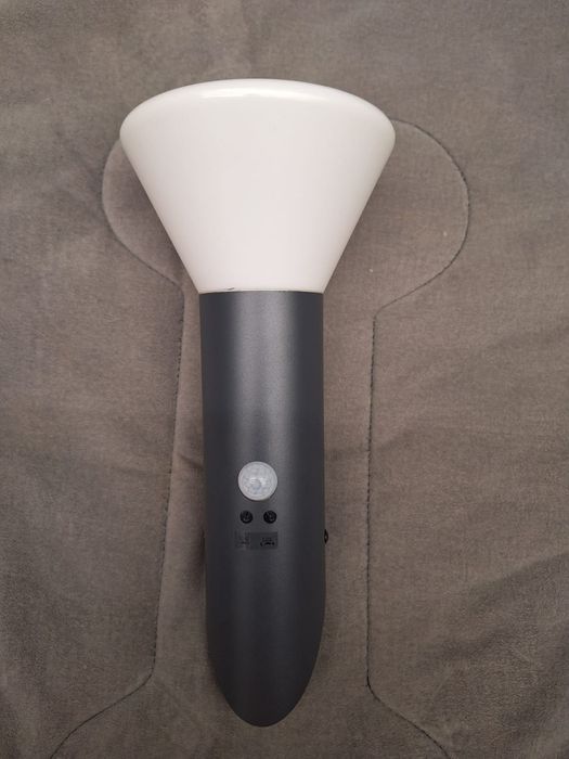 Lampa zewnętrzna z czujnikiem ruchu