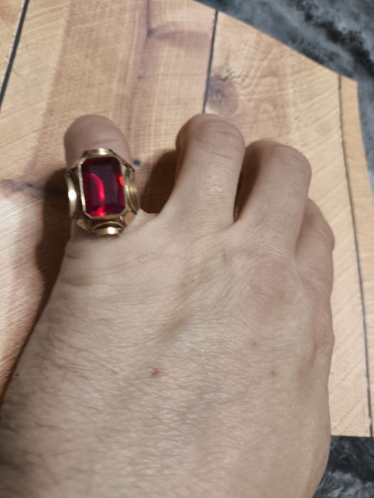 Duży stary pierścień PRL . Miedziak ,tombak z czerwonym oczkiem. Vinta