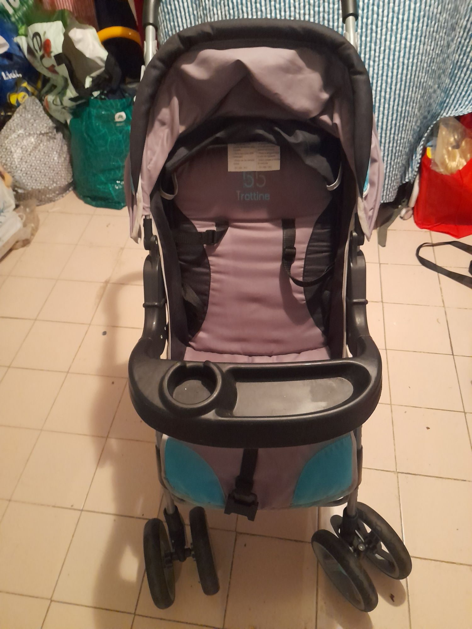 Carrinho de bebé usado.