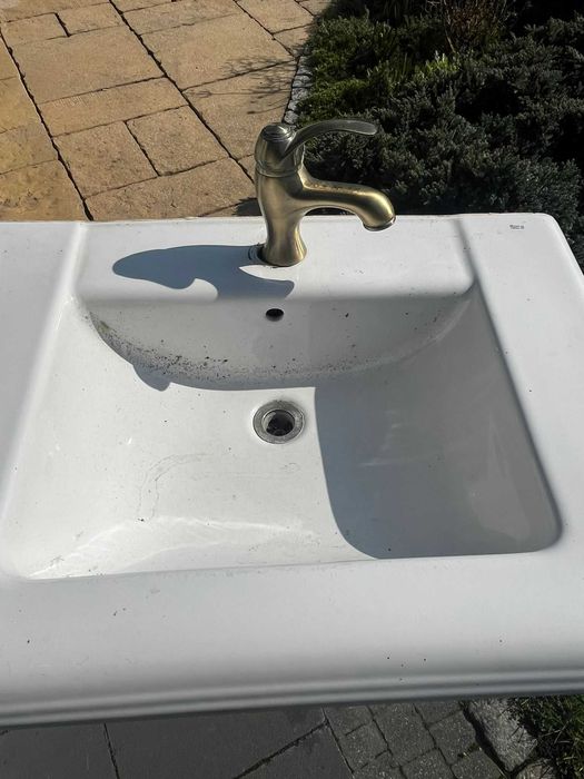 Umywalka Roca na nodze