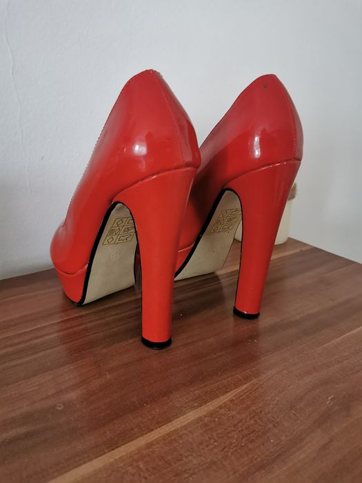 Buty na obcasie słupku w stylu Barbie