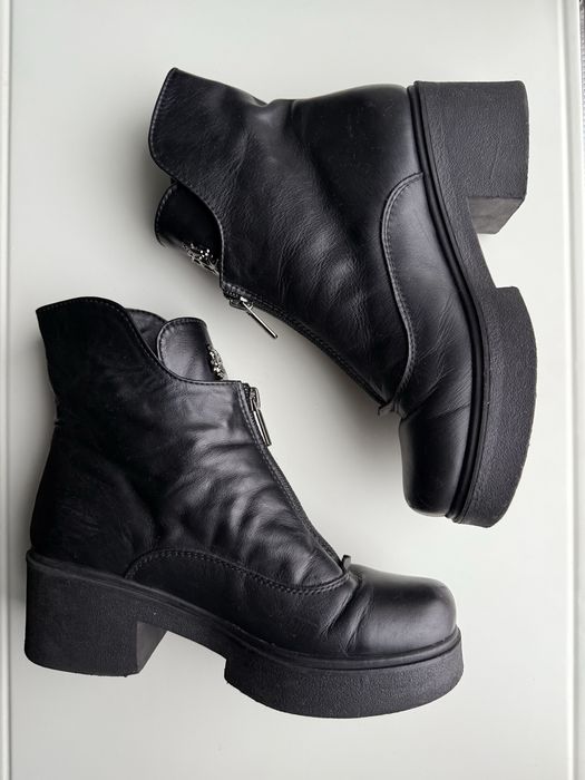 чорні зимові жіночі шкіряні черевики. Сапоги