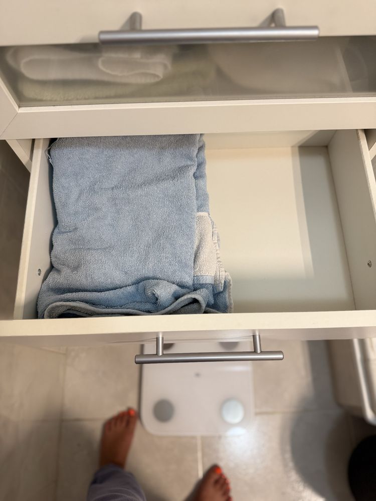 Cómoda branca com quatro gavetas