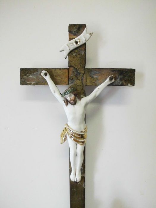 antigo crucifixo com água benta em porcelana e madeira - Sec. XIX