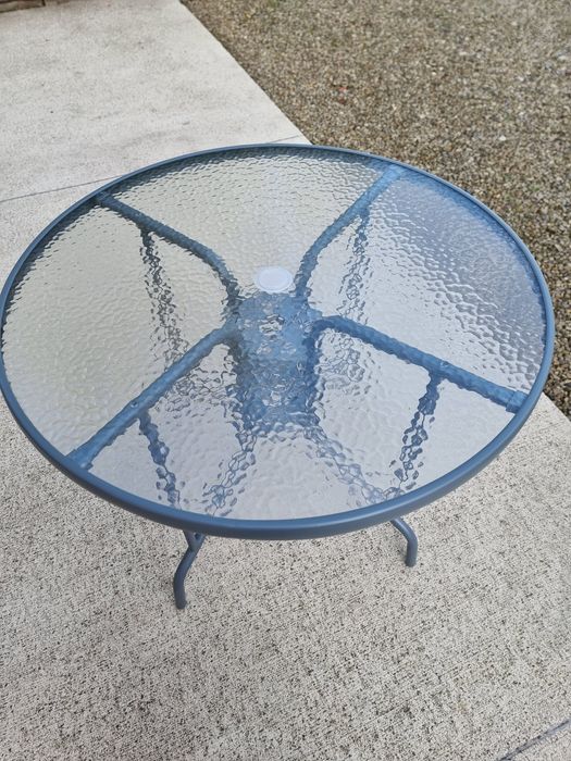 Szklany stół ogrodowy