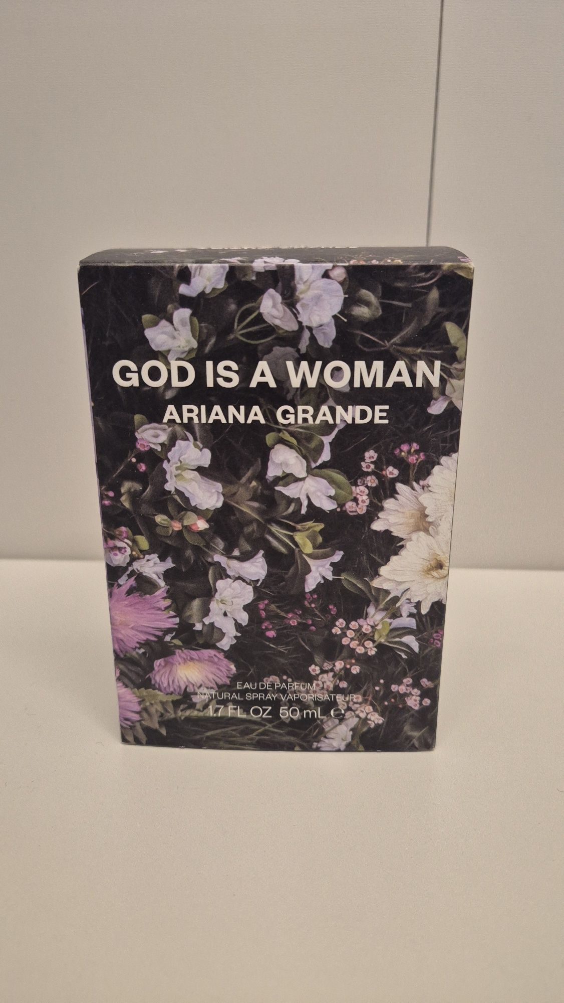 Pudełko po perfumach god is a woman Ariana Grande