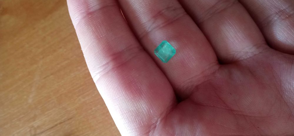 Продам Изумруд новый . Природный. 0.81 крт. Покупался за 11 тыс.