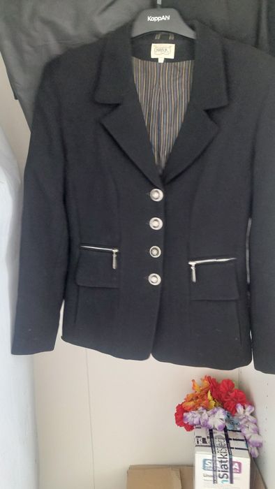 Żakiet z ozdobnymi guzikami i zameczkami w kieszeniach