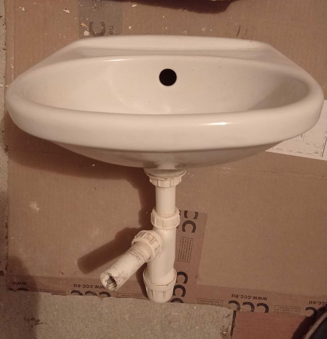 Umywalka łazienkowa biała naścienna