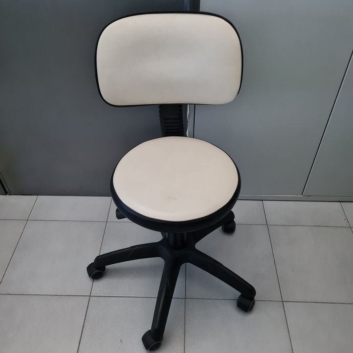 Cadeira com rodas e amortecedor.