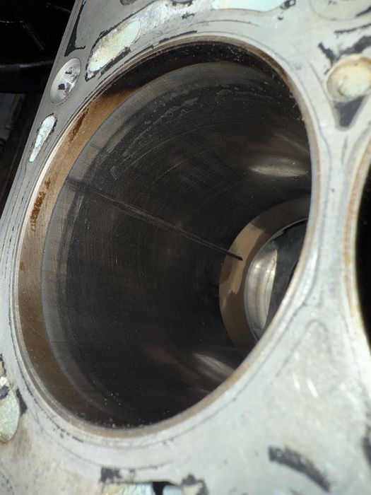 Блок двигаткля bmw m54b30 с задиром в 1 цилиндре