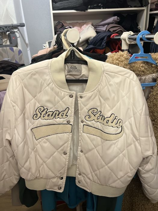 Білий стильний бомбер