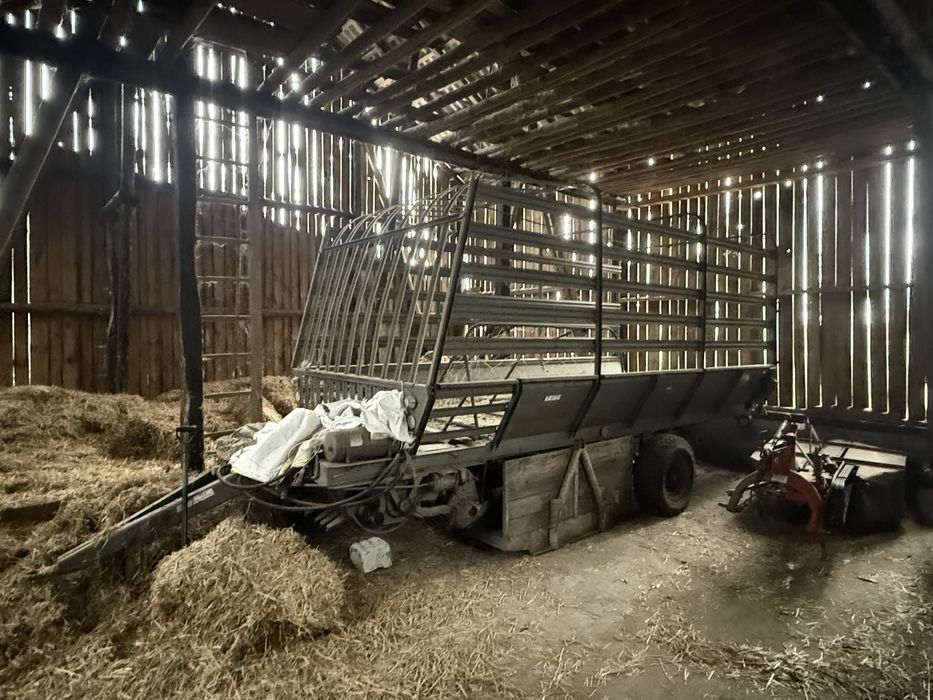 Przyczepa samozbierajaca do siana