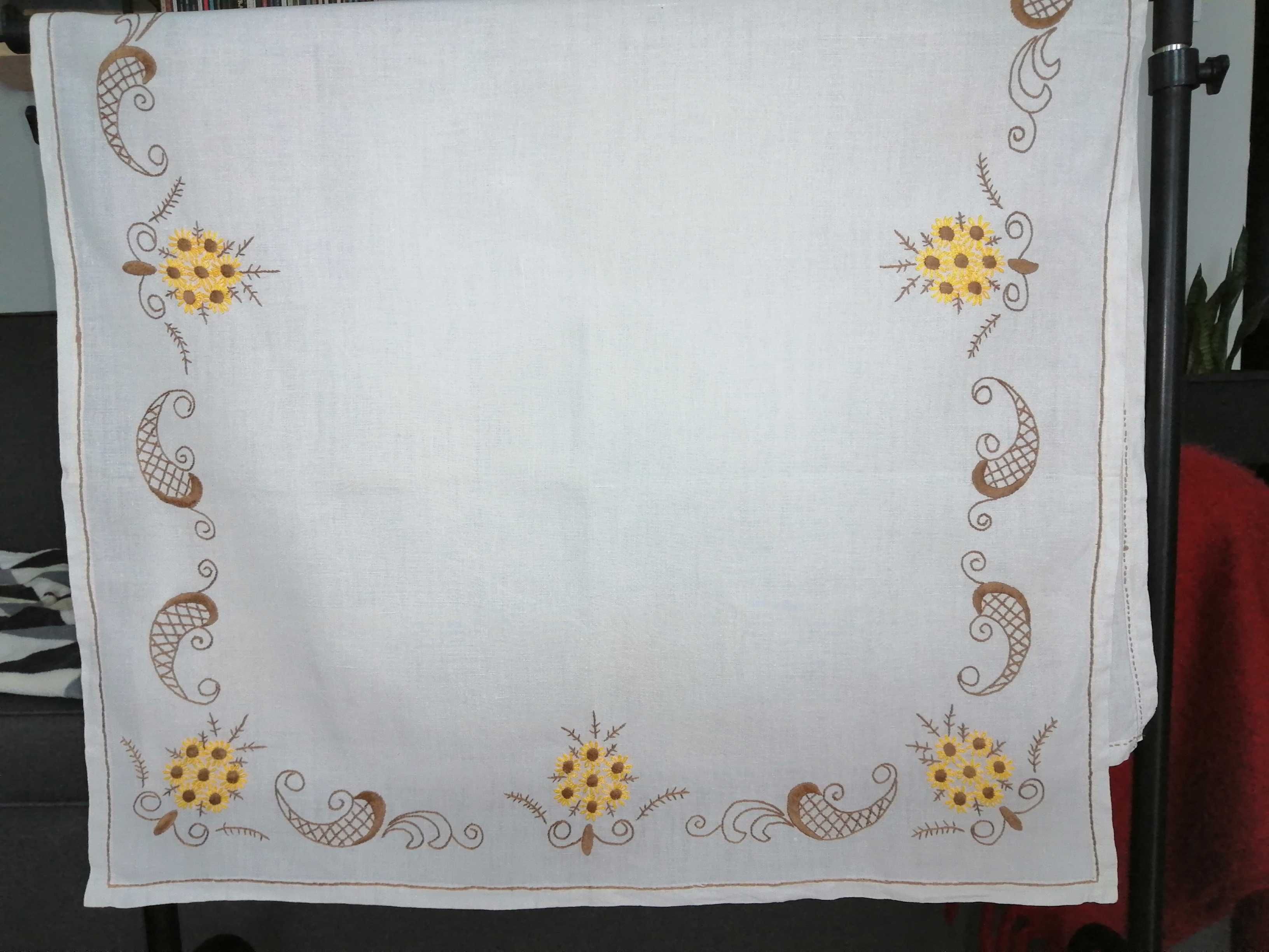 Obrus ręcznie haftowany 80x132