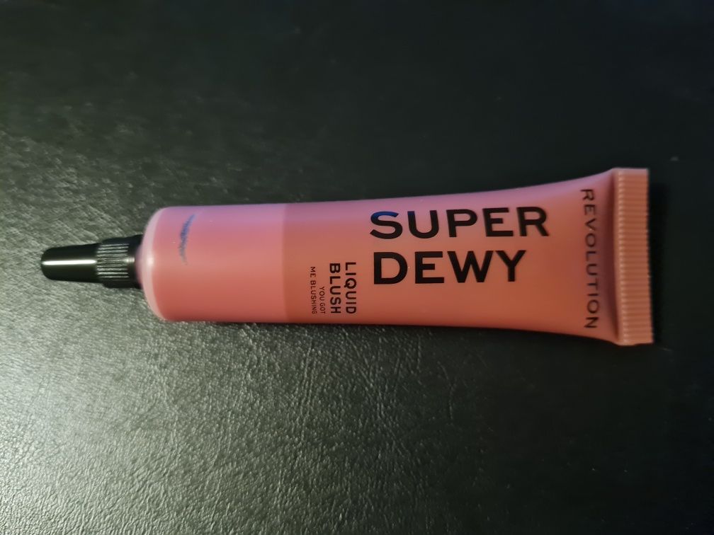 Róż liquid blush Revolution, Super Dewy