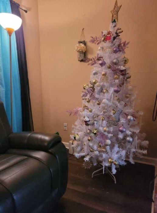 Sztuczna choinka biała sosna ze stojakiem 150cm