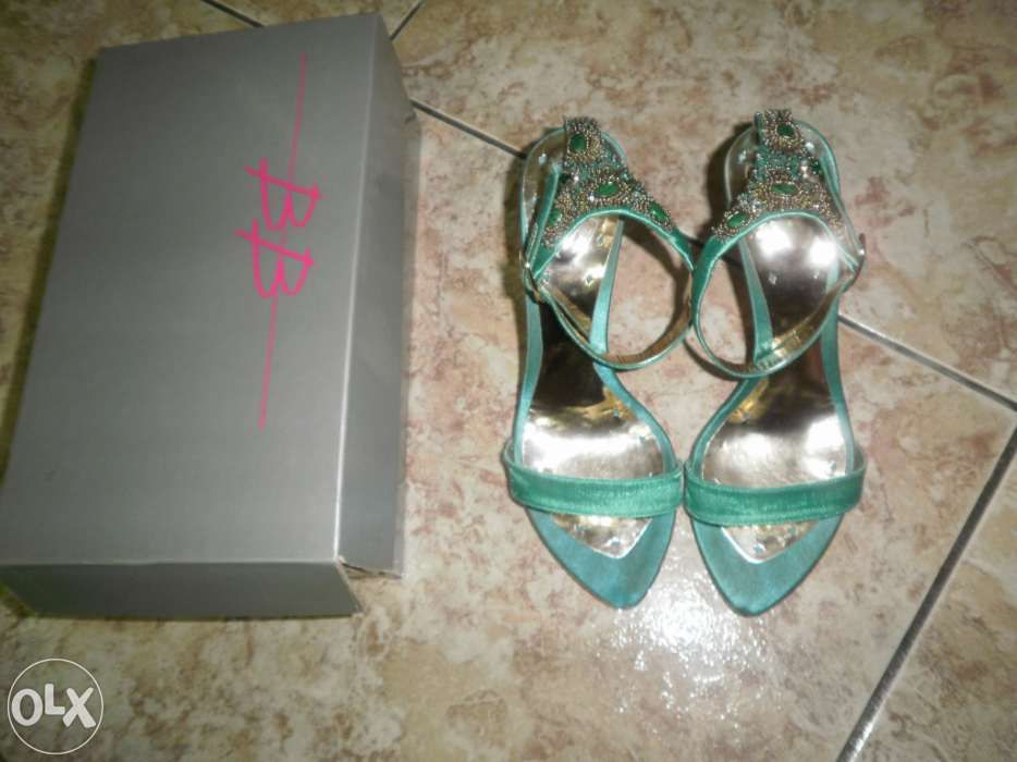 Sandálias verde água da BB