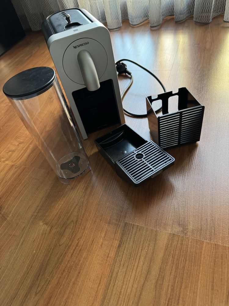 Máquina Nespresso DeLonghi (avariada / para peças) — 10 €