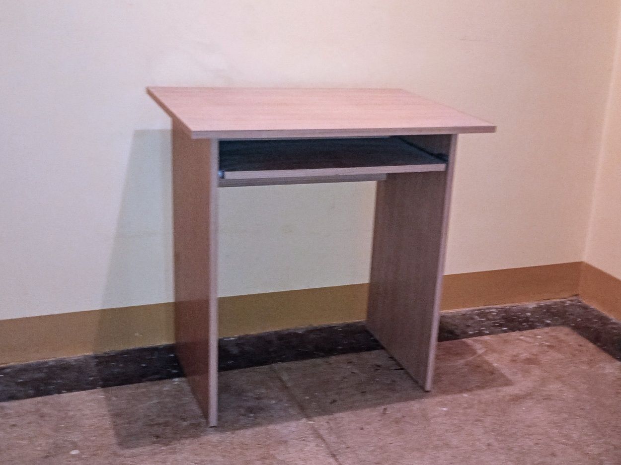 Małe biurko 72x70x50.